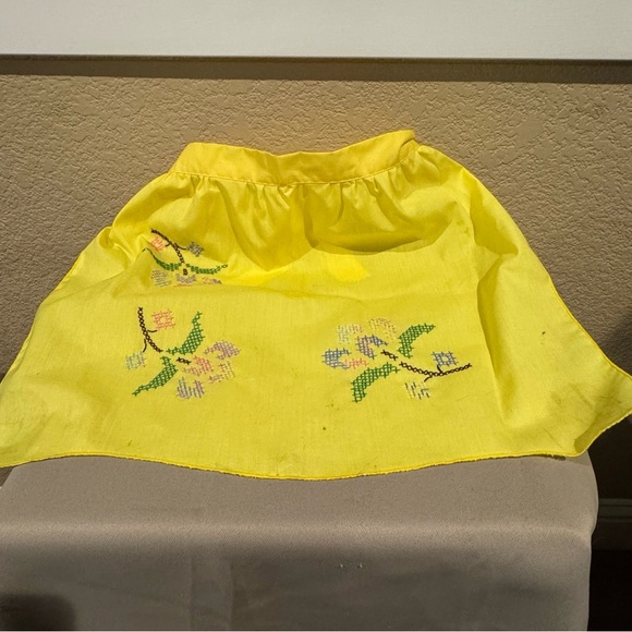 Vintage Small Yellow Apron Embroidered Flowers - Picture 1 of 5